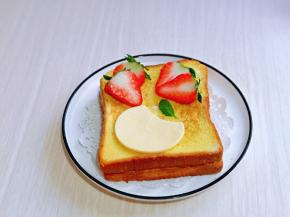 摆放上把奶酪片，草莓，薄荷叶。