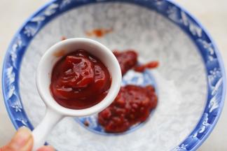 一勺番茄酱。