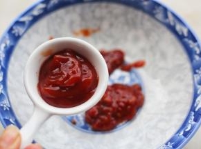 一勺番茄酱。