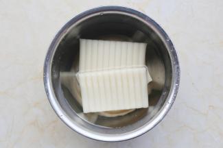 年糕冷水浸泡。