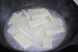 锅中烧开水加年糕煮熟。