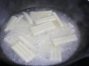 锅中烧开水加年糕煮熟。