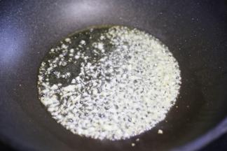 热锅热油爆香大蒜。