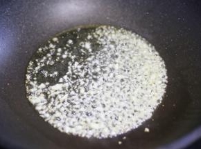 热锅热油爆香大蒜。