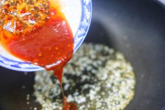 加入韩式辣酱。