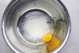 鸡蛋、白糖、澳优珀淳奶粉倒入大盆中稍微加热。
