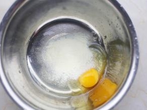 鸡蛋、白糖、澳优珀淳奶粉倒入大盆中稍微加热。