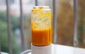 南瓜蒸熟后打成泥。