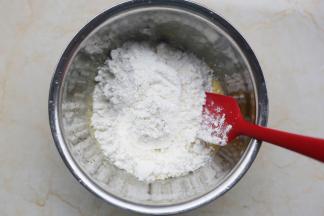 大盆加热好后加入麻薯粉。