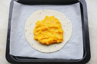 将红薯泥均匀铺在手抓饼上。