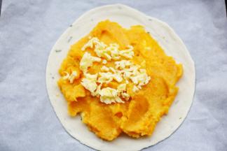 撒上2把芝士碎。