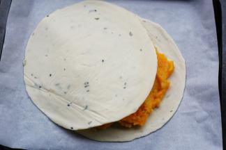 再盖一片手抓饼皮。