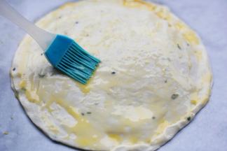 刷一层蛋黄液。