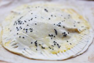 用叉子压紧周边。