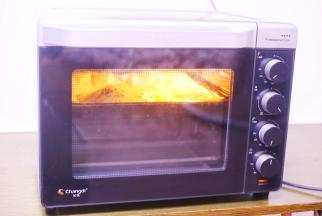 烤箱提前200度预热5分钟，放入烤箱中层上下火烤15分钟即可。