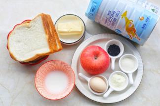 准备好所有食材。苹果去皮切丁。