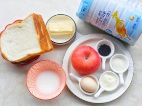 准备好所有食材。苹果去皮切丁。