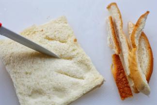 擀成薄片，分两边各斜划三刀。