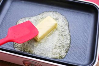 黄油放入平底锅加热融化。