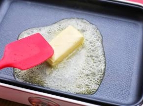 黄油放入平底锅加热融化。