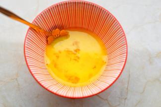 鸡蛋提前打散。