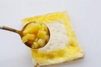 加入一勺苹果酱。