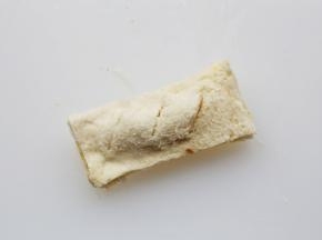 吐司对折好。
