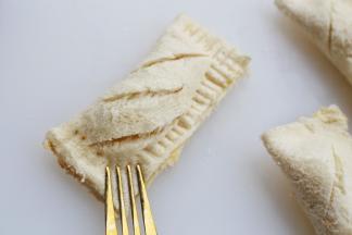 用叉子将边上压紧。