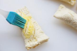 两面涂上一层蛋液。