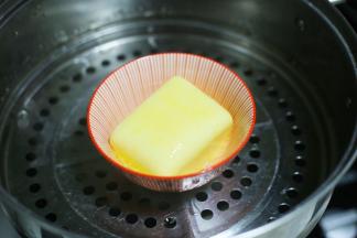 黄油提前融化。