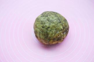 拌匀揉成面团。