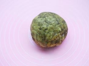 拌匀揉成面团。