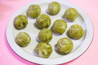 分成30g大小均等的面团揉圆。