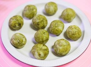 分成30g大小均等的面团揉圆。