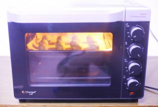 放入铺好油纸的烤盘，推入预热好的烤箱，180度烤25分钟即可。