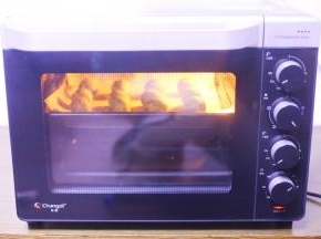 放入铺好油纸的烤盘，推入预热好的烤箱，180度烤25分钟即可。