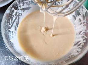 将材料用打蛋器搅匀，搅拌的时候不要画圈，像炒菜一样的手法拌匀面糊，没有面疙瘩即可。搅匀的面糊能流动也不能太稀，面糊要静置15分钟左右。
