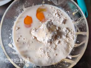 把鸡蛋、牛奶、低粉、白糖、泡打粉全部放入大碗中，黄油稍后再放。