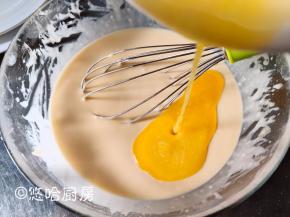 黄油用微波炉高火融化，倒入面糊中搅匀。