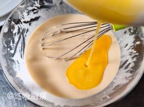 黄油用微波炉高火融化，倒入面糊中搅匀。