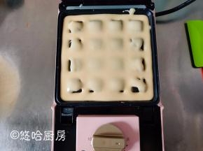 三明治机要预热3分钟后再用，需提前将饼盘装好，预热后先在模具上刷一点植物油，将面糊倒入模具中，覆盖住模具即可。