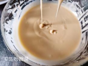 加入黄油的面糊变得更加细腻，提起刮刀面糊像线条状滴落即可。