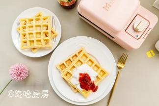 除了自己调制配方之外，还可以买现成的松饼粉，只需放鸡蛋、清水即可，非常适合厨房小白。刚出锅的华夫饼外表有点脆脆的口感，咬一口还非常松软，又香又甜。