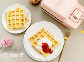 除了自己调制配方之外，还可以买现成的松饼粉，只需放鸡蛋、清水即可，非常适合厨房小白。刚出锅的华夫饼外表有点脆脆的口感，咬一口还非常松软，又香又甜。