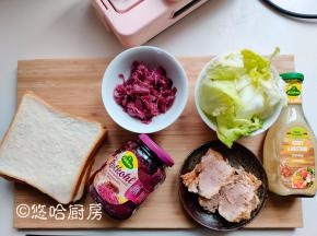 先备齐材料，生菜洗净沥水，腌红椰菜实际就是我们平时说的紫甘蓝，德国叫红椰菜，蜂蜜芥末酱根据自己的口味使用，不喜欢的可以放点甜面酱什么的，只要自己喜欢，放什么都行。