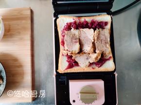 卤肉切片摆放在红椰菜上，肉不要切太厚，以免压不住。