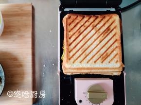 到时间后打开盖子取出，3分钟是刚刚好，喜欢吃脆一点表皮的，加热再延长一分钟。