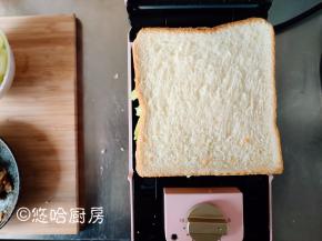 浇上蜂蜜芥末酱，放上生菜，最后再盖一片吐司，把三明治机盖紧，加热3~4分钟。