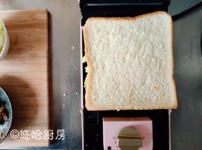 浇上蜂蜜芥末酱，放上生菜，最后再盖一片吐司，把三明治机盖紧，加热3~4分钟。