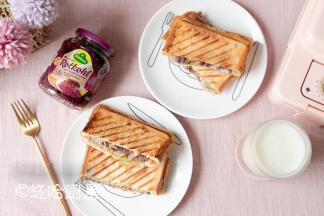 切开趁热吃，又香又脆特好吃，一个三明治三两口就下肚了，配一杯热豆浆，温暖的早餐。